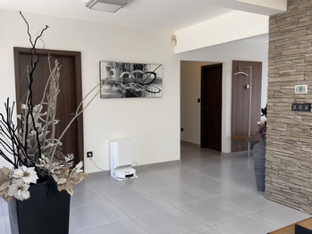 Pohled na vstupní část haly - Prodej domu 248 m², Vacenovice