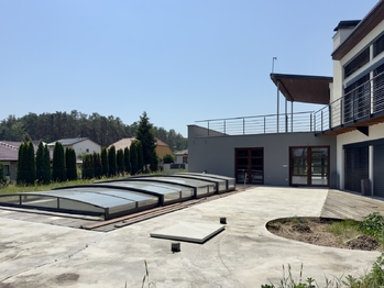 Pohled zahrada bazén - Prodej domu 248 m², Vacenovice