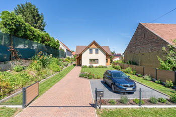 Prodej domu 276 m², Vnorovy