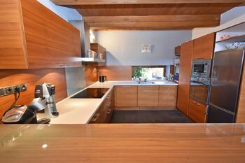 Obývací pokoj s kuchyňským koutem. - Pronájem domu 164 m², Klecany