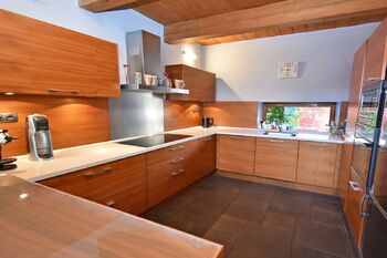 Obývací pokoj s kuchyňským koutem. - Pronájem domu 164 m², Klecany