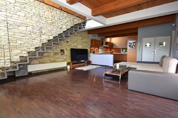 Obývací pokoj s kuchyňským koutem. - Pronájem domu 164 m², Klecany