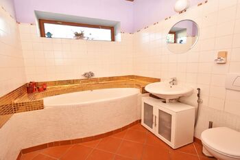 Koupelna v přízemí. - Pronájem domu 164 m², Klecany