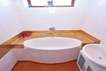 Koupelna v přízemí. - Pronájem domu 164 m², Klecany