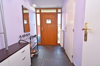 Vstupní chodba. - Pronájem domu 164 m², Klecany