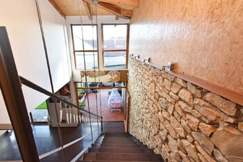 Schodiště do patra. - Pronájem domu 164 m², Klecany