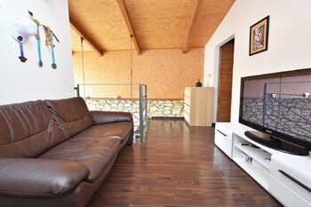 Hala v patře. - Pronájem domu 164 m², Klecany