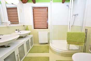 Koupelna v patře. - Pronájem domu 164 m², Klecany