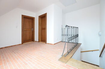 galerie nad schodištěm - Pronájem bytu atypický v osobním vlastnictví 166 m², České Budějovice