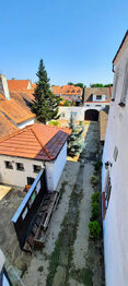 pohled na dvůr z restaurace - Prodej domu 560 m², Slavonice