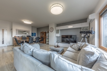 Obývací část od terasy - Prodej bytu 5+kk v osobním vlastnictví 134 m², Praha 4 - Modřany