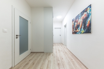 Chodba - Prodej bytu 5+kk v osobním vlastnictví 134 m², Praha 4 - Modřany