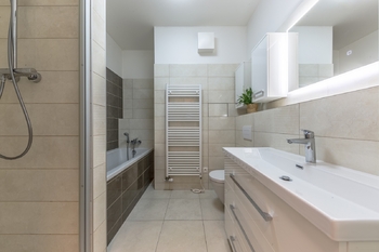Koupelna - Prodej bytu 5+kk v osobním vlastnictví 134 m², Praha 4 - Modřany