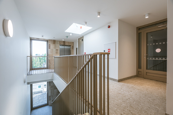 SCHODIŠTĚ + VÝTAH - Pronájem bytu 2+kk v osobním vlastnictví 65 m², Brandýs nad Labem-Stará Boleslav