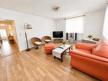 Obývací pokoj v 1.NP  - Prodej domu 190 m², Altenberg