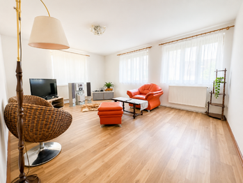 Obývací pokoj v 1.NP - Prodej domu 190 m², Altenberg