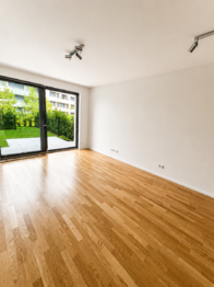 z obývacího pokoje je přístup na terasu a zahradu - Pronájem bytu 3+kk v osobním vlastnictví 70 m², Praha 3 - Žižkov