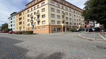 pohled na dům - Pronájem bytu 2+kk v osobním vlastnictví 50 m², Praha 6 - Dejvice
