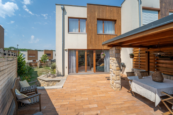 Pohled na dům z terasy - Prodej domu 106 m², Kutná Hora 