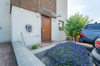 Vstup a 2 parkovací místa před domem - Prodej domu 106 m², Kutná Hora