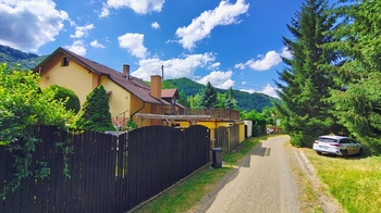 Pohled před domem na cyklostezku - Prodej domu 98 m², Malá Veleň