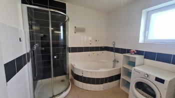 V koupelně je vana i sprchový kout - Prodej domu 140 m², Rožmitál pod Třemšínem