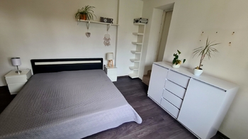 Pohled do ložnice, ze které je vstup do šatny - Prodej domu 140 m², Rožmitál pod Třemšínem