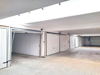 Uzavřená garáž (šířka 2,8m, výška 2,47m, hloubka 5,9m) - Prodej bytu 3+kk v osobním vlastnictví 75 m², Praha 4 - Kunratice