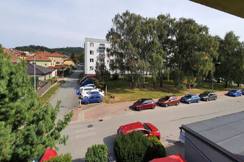 pohled z okna - Pronájem bytu 1+kk v osobním vlastnictví 15 m², Kuřim