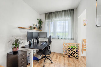Pokoj s pracovním koutem - Prodej bytu 3+kk v osobním vlastnictví 75 m², Kouřim