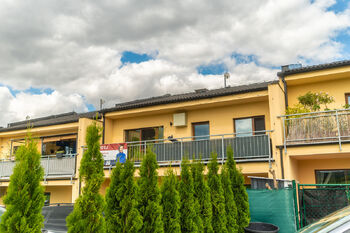 Pohled na byt zvenčí - Prodej bytu 3+kk v osobním vlastnictví 75 m², Kouřim