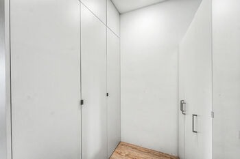 Šatní skříň - Prodej bytu 3+kk v osobním vlastnictví 75 m², Kouřim