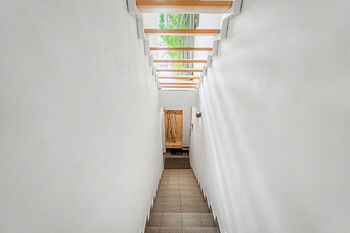 Zádveří se schodištěm - Prodej bytu 3+kk v osobním vlastnictví 75 m², Kouřim