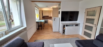 Obývací pokoj s kuchyňským koutem - Prodej bytu 2+kk v osobním vlastnictví 54 m², Jedovnice 