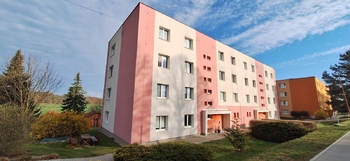 Pohled na dům - Prodej bytu 2+kk v osobním vlastnictví 54 m², Jedovnice