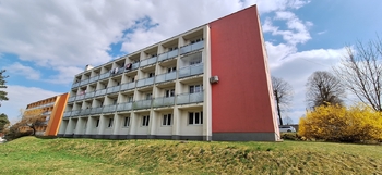 Pohled na dům - Prodej bytu 2+kk v osobním vlastnictví 54 m², Jedovnice