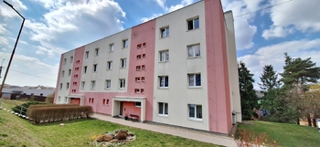 Pohled na dům - Prodej bytu 2+kk v osobním vlastnictví 54 m², Jedovnice