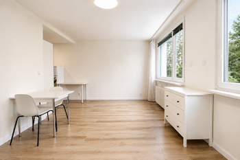 Obývací pokoj - Pronájem bytu 1+kk v osobním vlastnictví 35 m², Praha 4 - Chodov