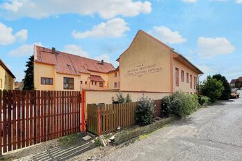 zadní vjezd do areálu - Prodej ubytovacího zařízení 1360 m², Blšany