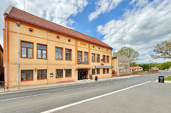 hotel směrem od náměstí - Prodej ubytovacího zařízení 1360 m², Blšany