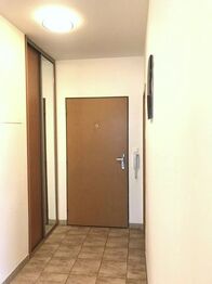 chodba se šatní skříní - Pronájem bytu 2+kk v osobním vlastnictví 59 m², Praha 5 - Stodůlky