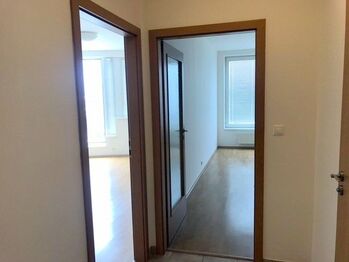 chodba vstup do obou pokojů - Pronájem bytu 2+kk v osobním vlastnictví 59 m², Praha 5 - Stodůlky