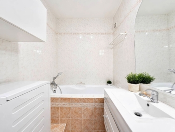 Koupelna - Pronájem bytu 3+1 v osobním vlastnictví 79 m², České Budějovice