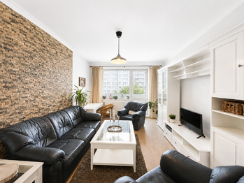 Obývací pokoj se vstupem na lodžii - Pronájem bytu 3+1 v osobním vlastnictví 79 m², České Budějovice