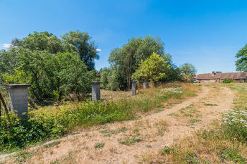 Prodej pozemku 2388 m², Svéradice