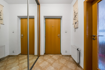 Vstupní předsíň s vestavěnou skříní - Pronájem bytu 2+kk v osobním vlastnictví 44 m², Praha 10 - Strašnice