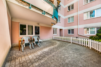 Pohled na byt z terasy - Pronájem bytu 2+kk v osobním vlastnictví 44 m², Praha 10 - Strašnice