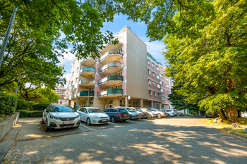 Pohled na dům z ulice - Pronájem bytu 2+kk v osobním vlastnictví 44 m², Praha 10 - Strašnice