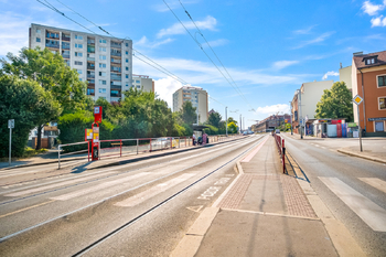 Nedaleká tramvajová zastávka - Pronájem bytu 2+kk v osobním vlastnictví 44 m², Praha 10 - Strašnice