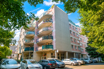 Pohled na dům z ulice - Pronájem bytu 2+kk v osobním vlastnictví 44 m², Praha 10 - Strašnice